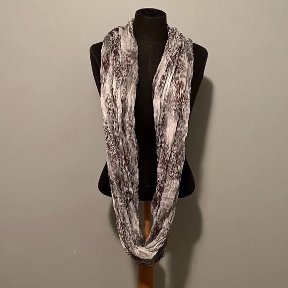 Collection Eighteen Women's Animal Print Infinity Scarf - Picture 3 of 6